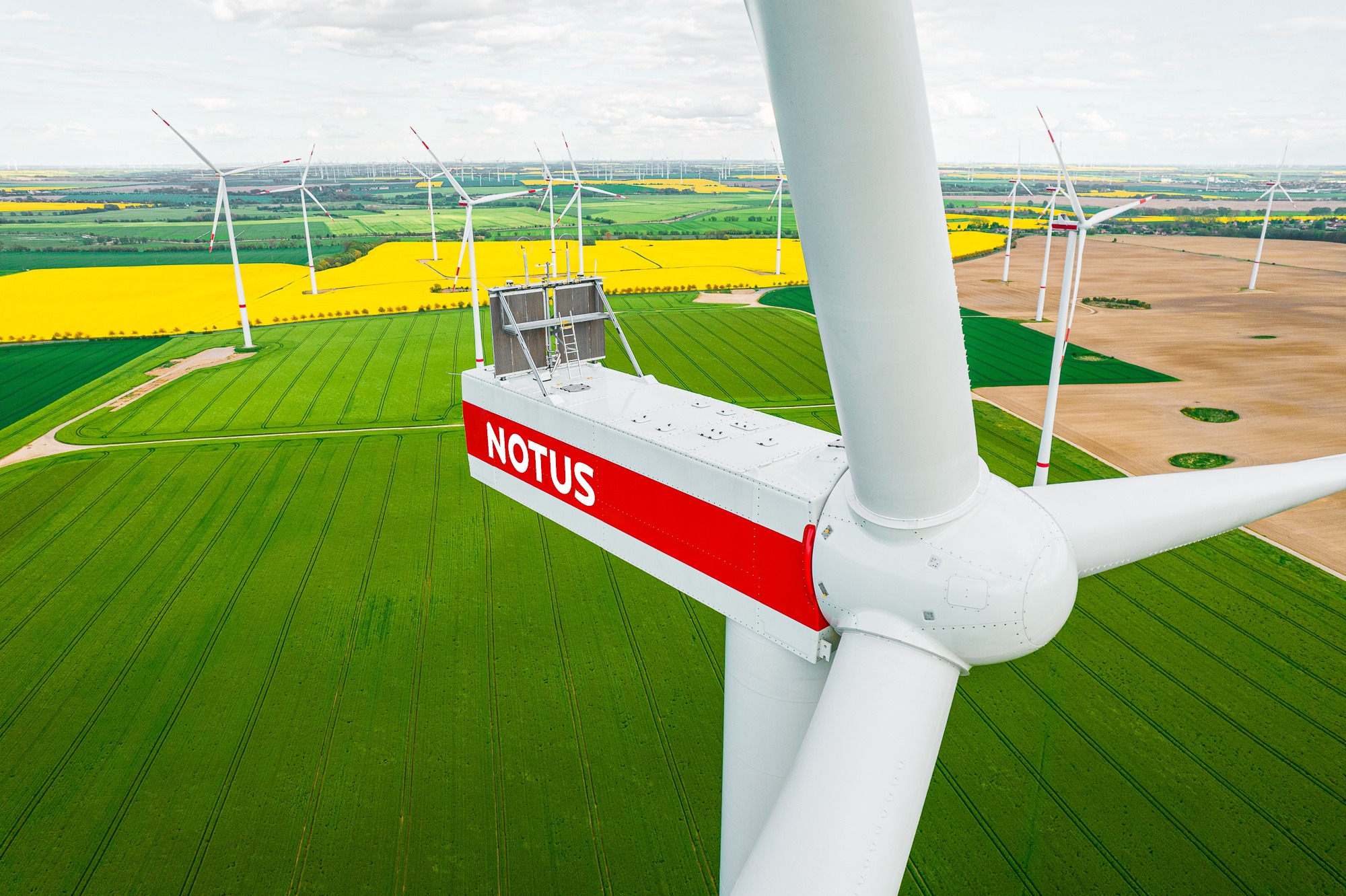 Das Foto zeigt eine Windkraftanlage in einem Windpark. Das Foto wurde mit einer Drohne auf Höhe der Gondel für den Betreiber des Windpark, der NOTUS energy GmbH, in Brandenburg fotografiert.