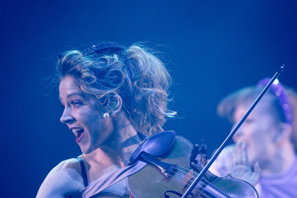 Eine Frau spielt auf der Bühne Geige.